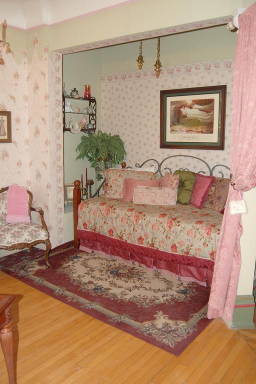 Schuster Mansion Bed & Breakfast Milwaukee Room photo