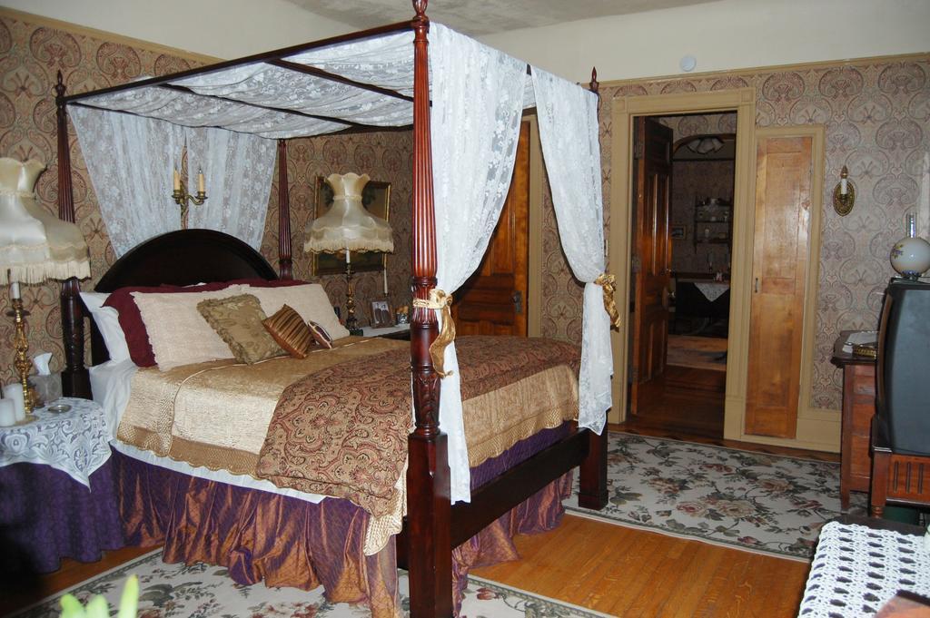 Schuster Mansion Bed & Breakfast Bed & Breakfast Milwaukee Room photo